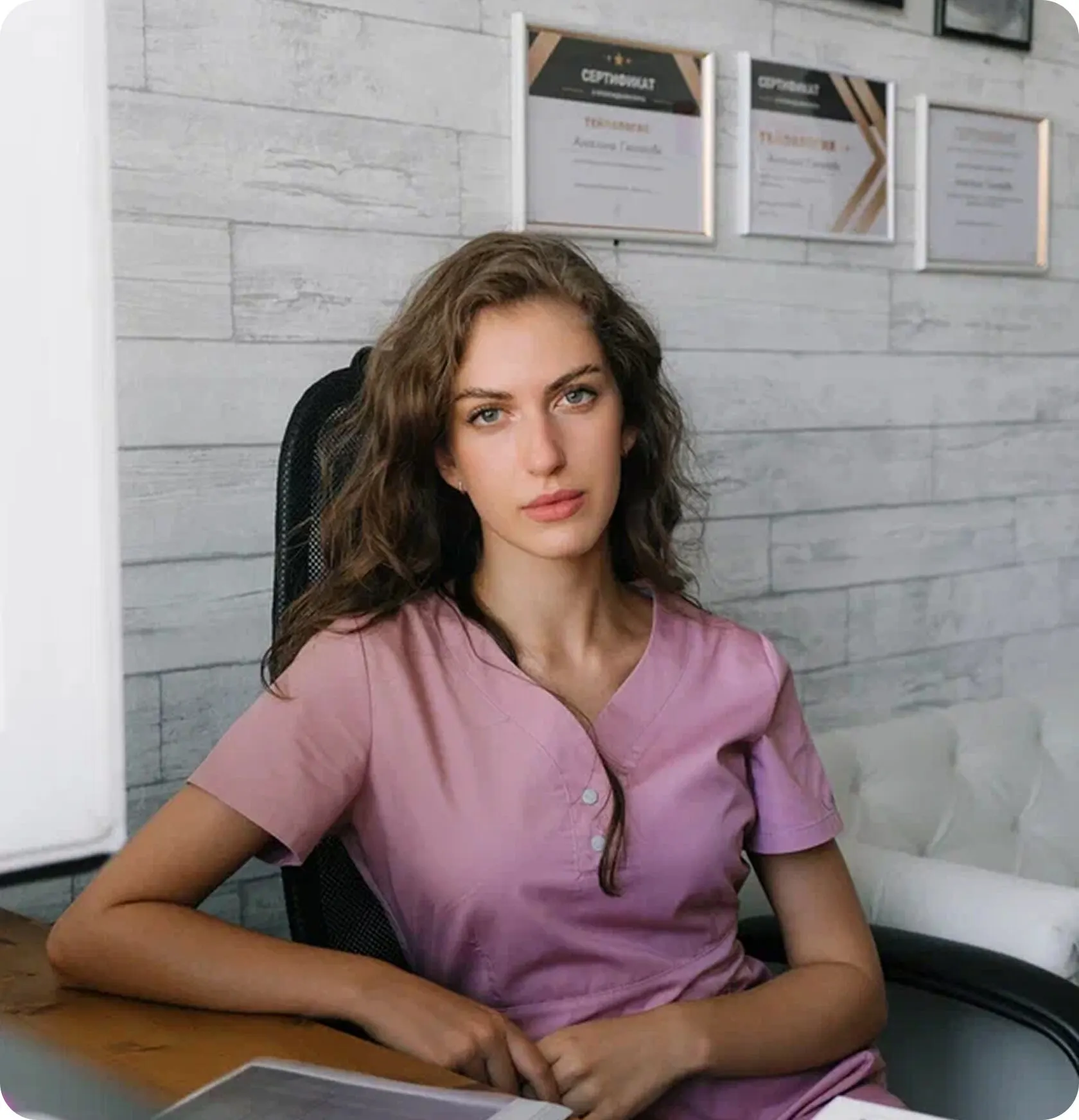 Косметолог Ангелина Белова в кабинете